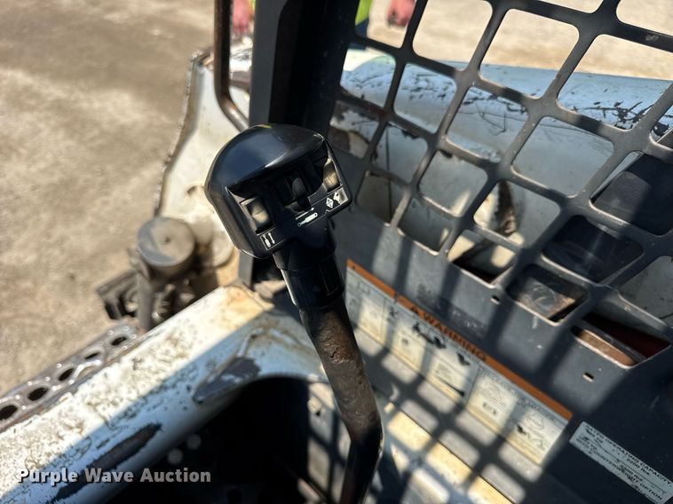 image for item DI9050 2004 Bobcat S220 skid steer loader