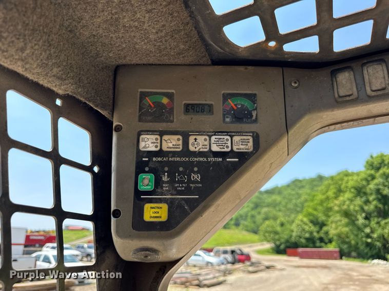 image for item DI9050 2004 Bobcat S220 skid steer loader