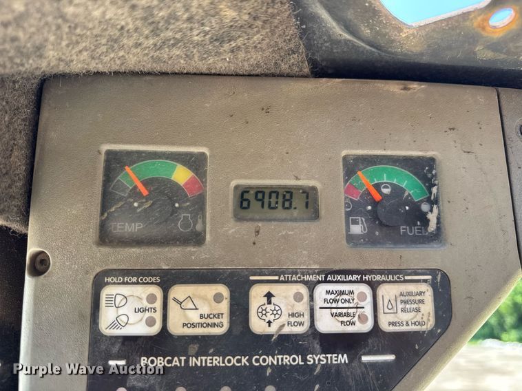 image for item DI9050 2004 Bobcat S220 skid steer loader