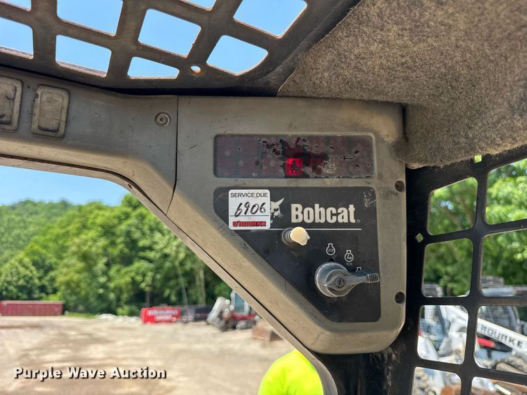 image for item DI9050 2004 Bobcat S220 skid steer loader
