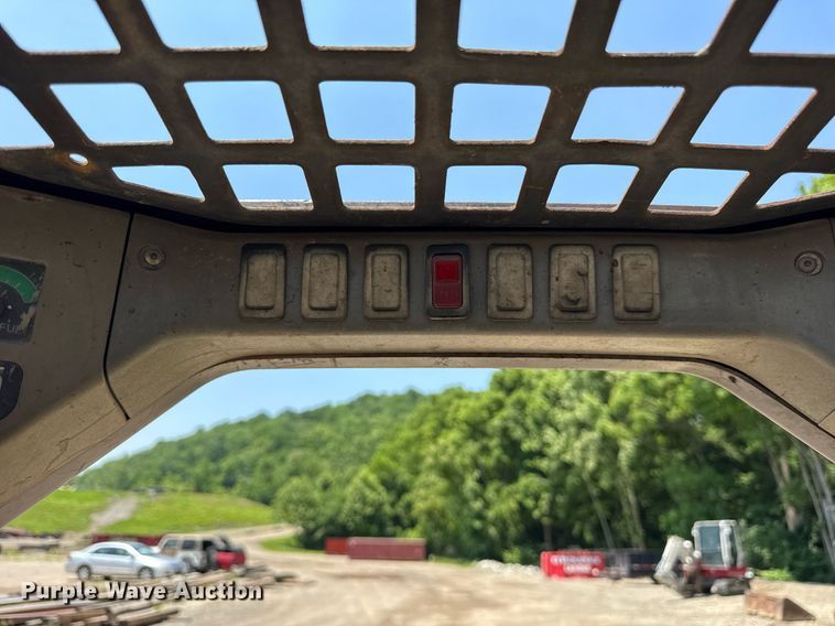 image for item DI9050 2004 Bobcat S220 skid steer loader