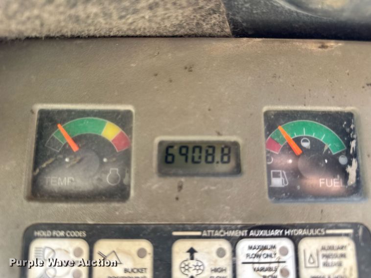 image for item DI9050 2004 Bobcat S220 skid steer loader