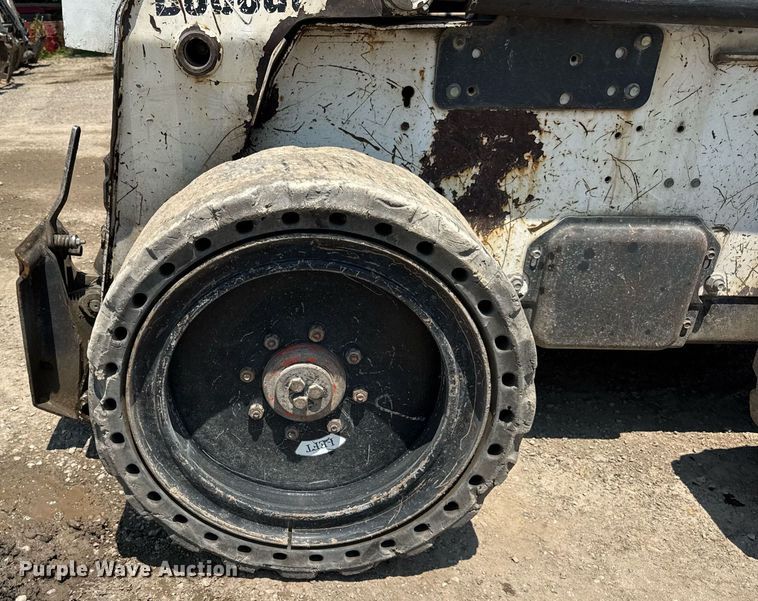 image for item DI9050 2004 Bobcat S220 skid steer loader