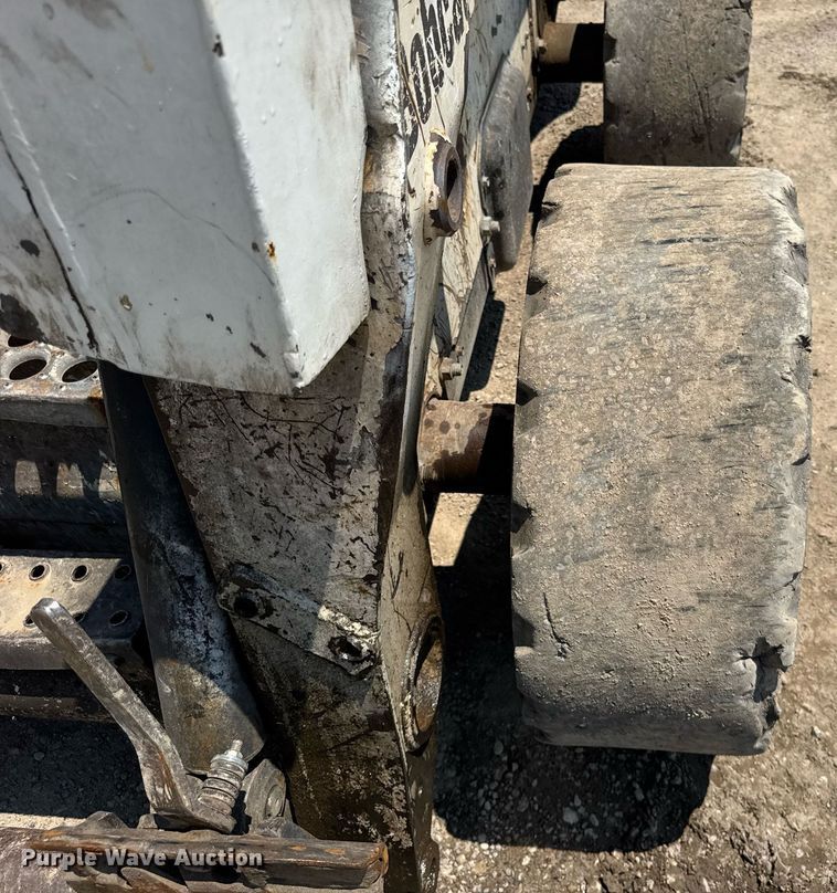 image for item DI9050 2004 Bobcat S220 skid steer loader