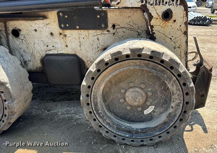 image for item DI9050 2004 Bobcat S220 skid steer loader