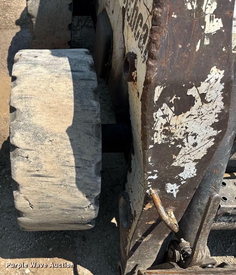 image for item DI9050 2004 Bobcat S220 skid steer loader