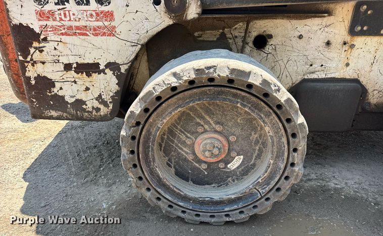 image for item DI9050 2004 Bobcat S220 skid steer loader