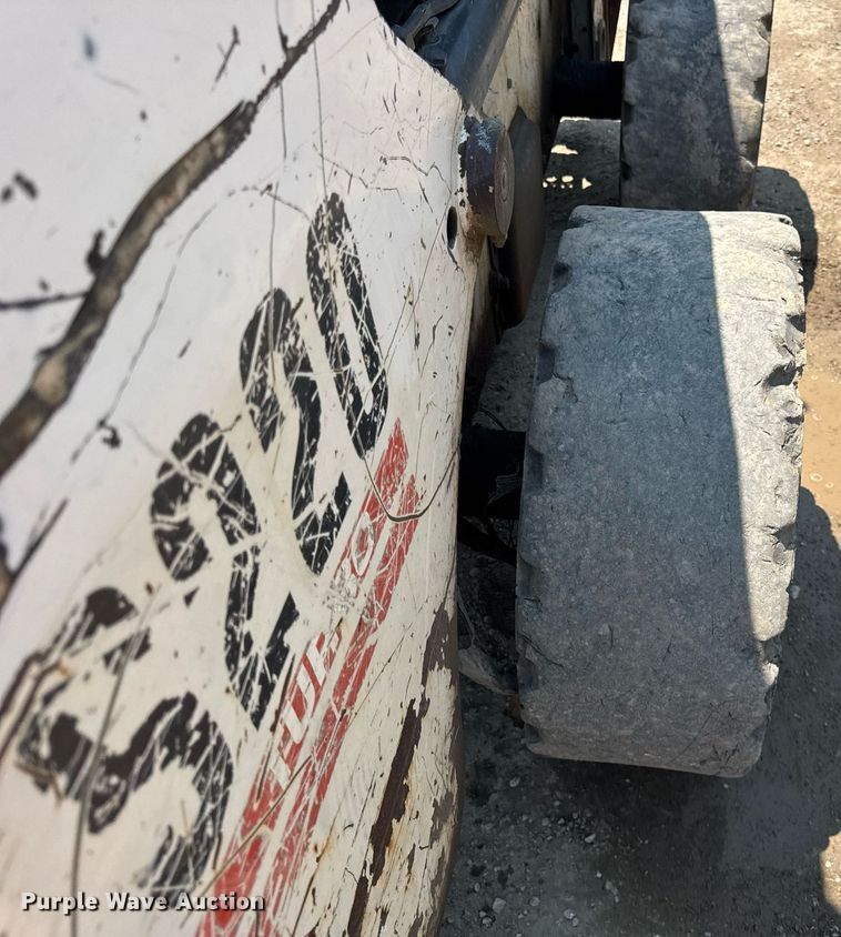 image for item DI9050 2004 Bobcat S220 skid steer loader