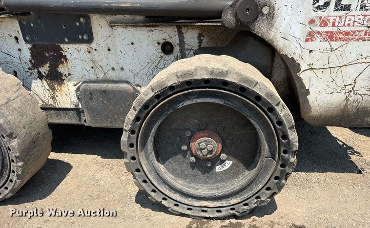 image for item DI9050 2004 Bobcat S220 skid steer loader