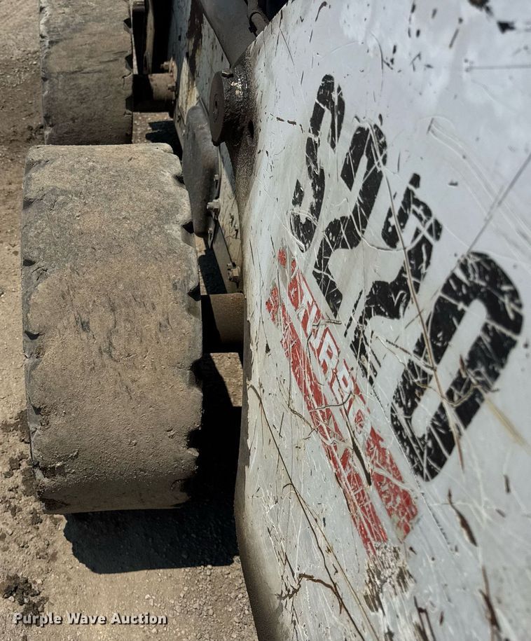 image for item DI9050 2004 Bobcat S220 skid steer loader