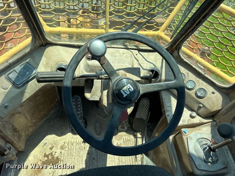 image for item DI9052 1992 Caterpillar 826C landfill compactor