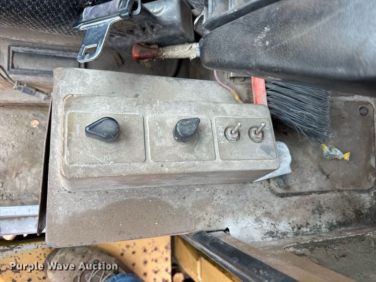 image for item DI9052 1992 Caterpillar 826C landfill compactor