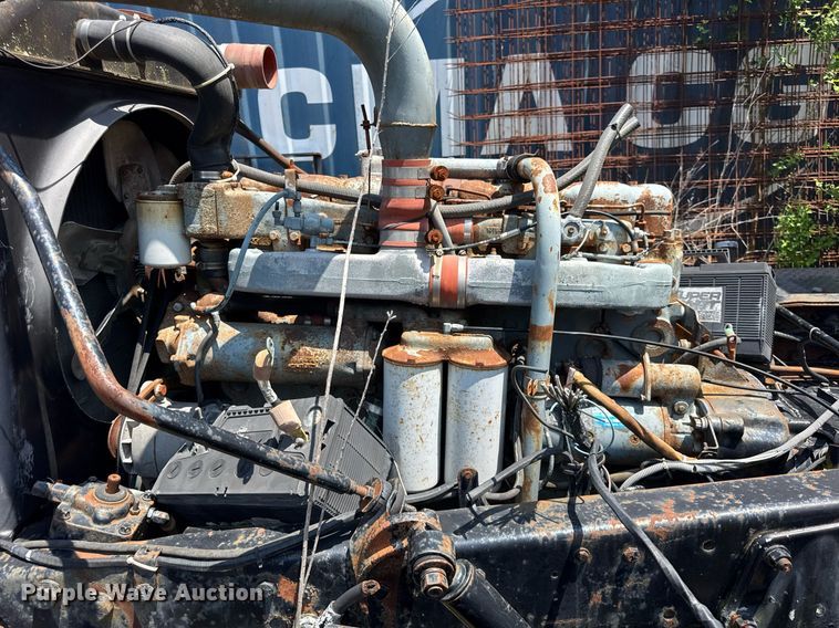 image for item DI9075 1983 Mack R600 grain truck