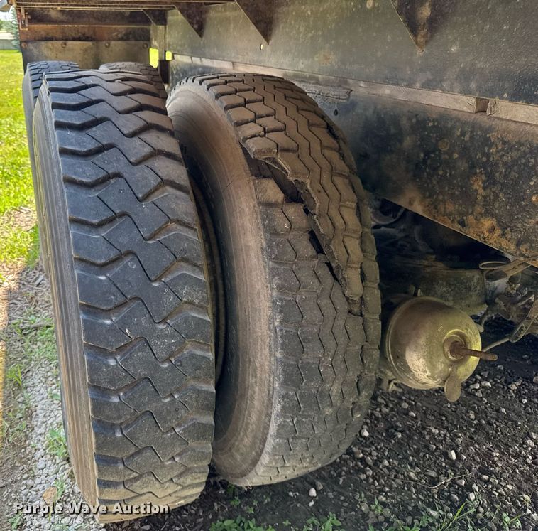 image for item DI9075 1983 Mack R600 grain truck