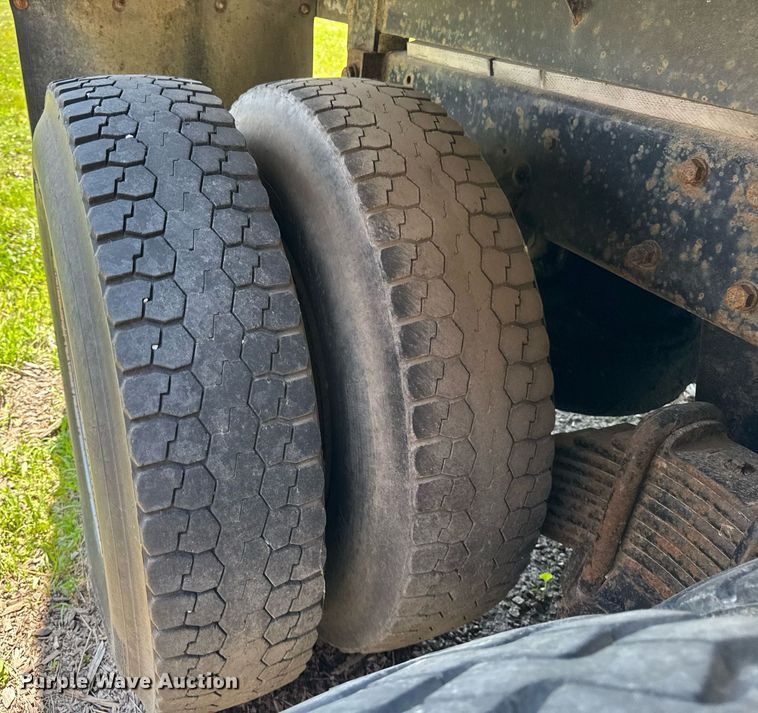 image for item DI9075 1983 Mack R600 grain truck