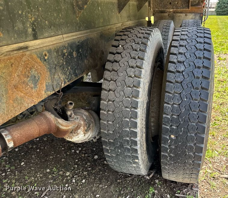 image for item DI9075 1983 Mack R600 grain truck