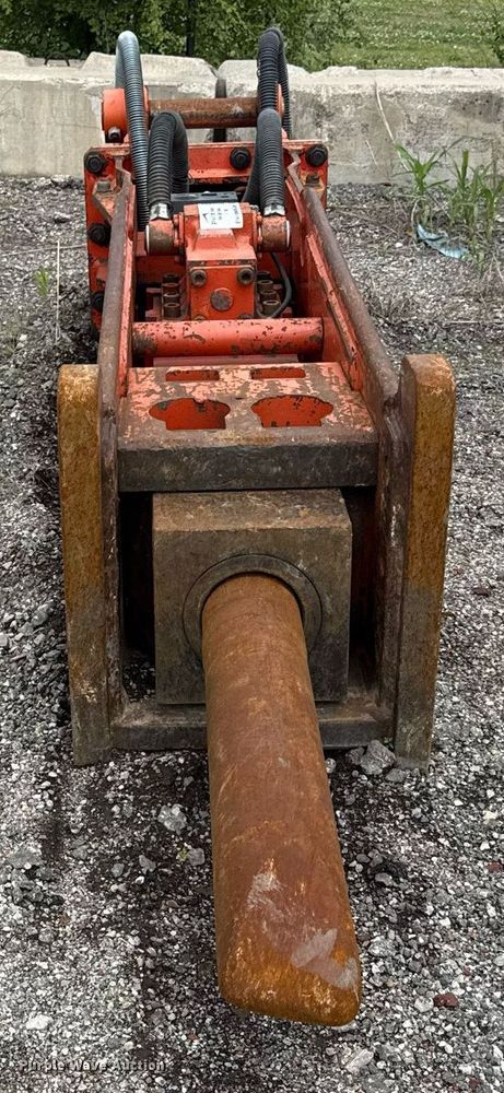 image for item DR2802 NPK 225 breaker