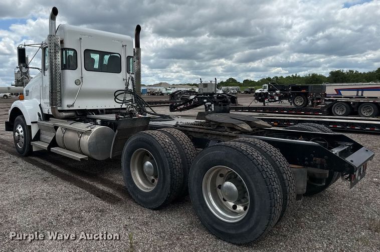 image for item DR2808 2012 Kenworth T800 semi truck