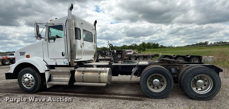 image for item DR2808 2012 Kenworth T800 semi truck