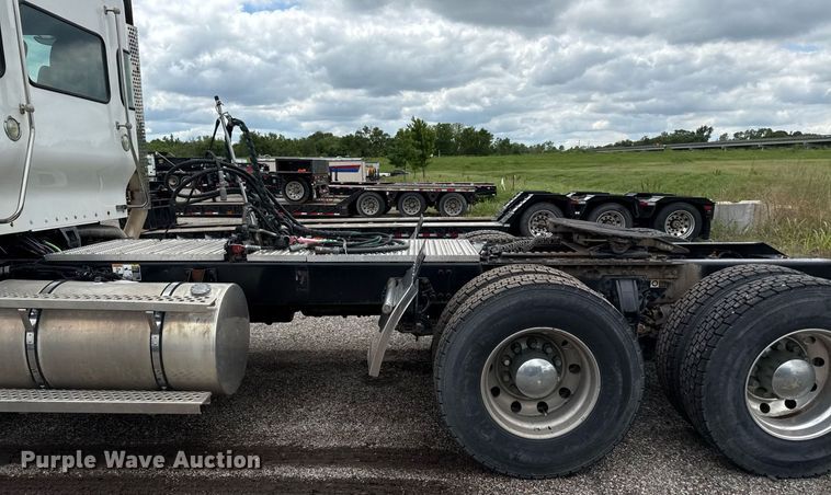 image for item DR2808 2012 Kenworth T800 semi truck