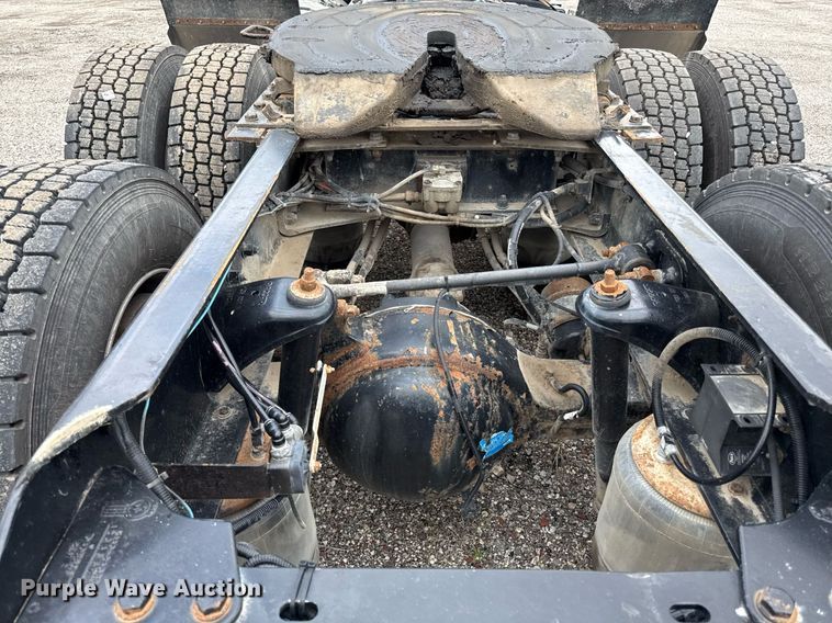 image for item DR2808 2012 Kenworth T800 semi truck