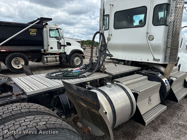 image for item DR2808 2012 Kenworth T800 semi truck