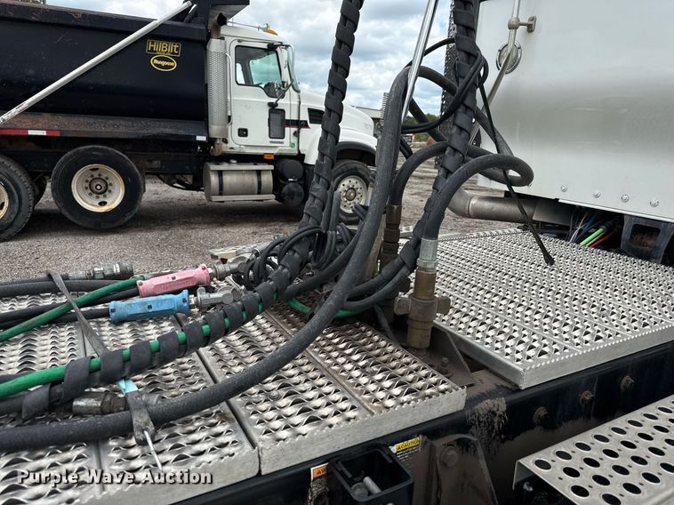 image for item DR2808 2012 Kenworth T800 semi truck