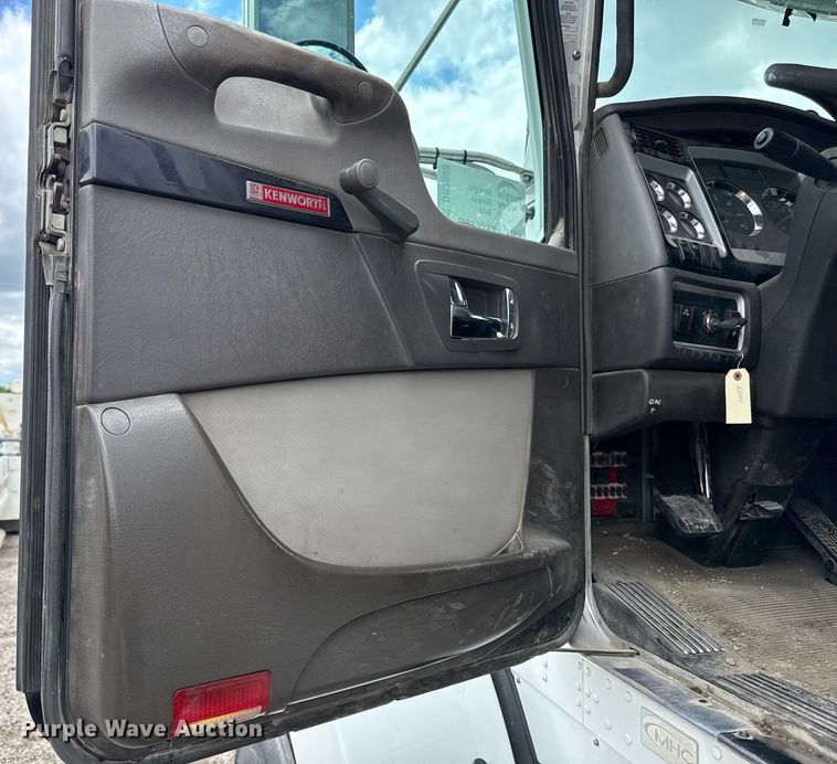 image for item DR2808 2012 Kenworth T800 semi truck