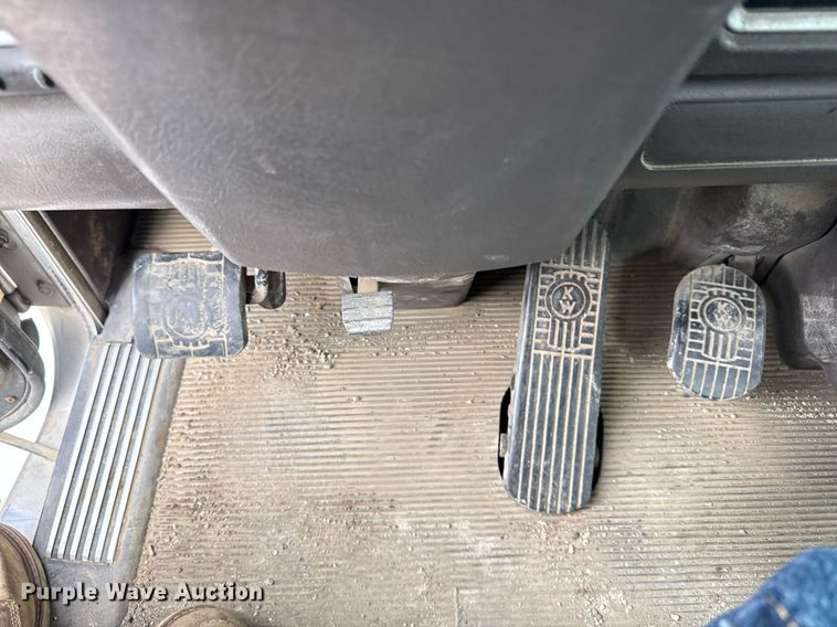 image for item DR2808 2012 Kenworth T800 semi truck