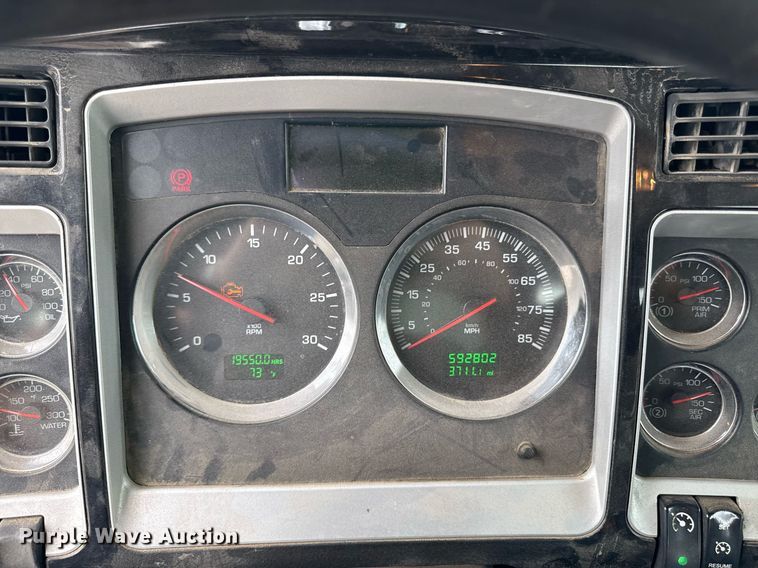 image for item DR2808 2012 Kenworth T800 semi truck