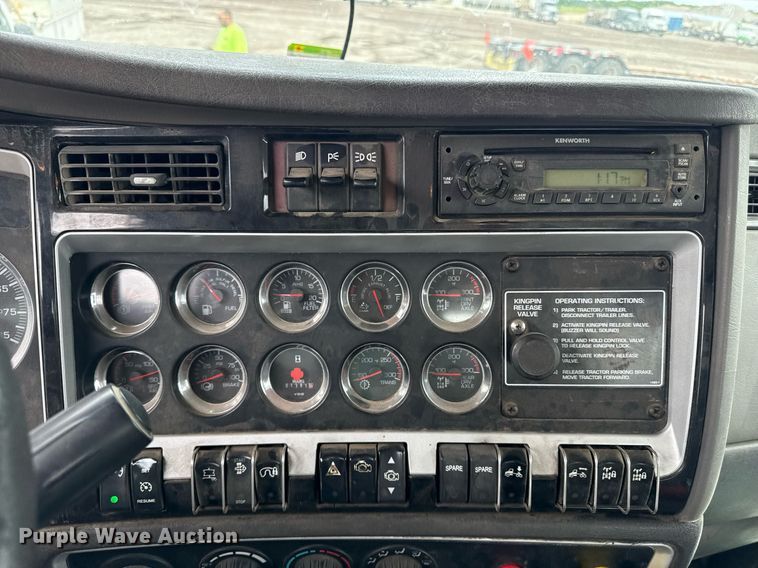 image for item DR2808 2012 Kenworth T800 semi truck