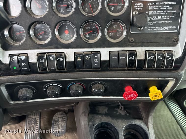 image for item DR2808 2012 Kenworth T800 semi truck