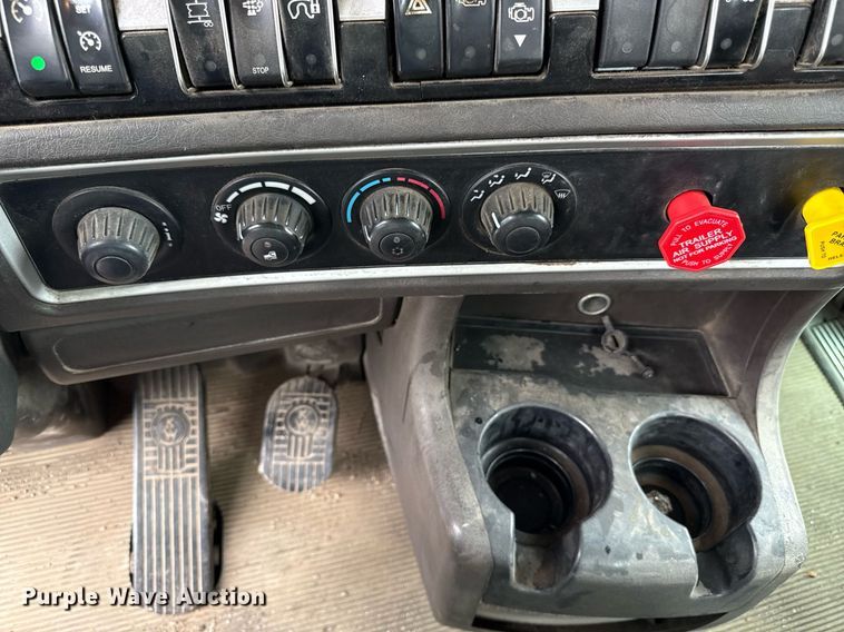 image for item DR2808 2012 Kenworth T800 semi truck