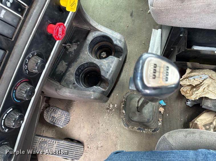 image for item DR2808 2012 Kenworth T800 semi truck