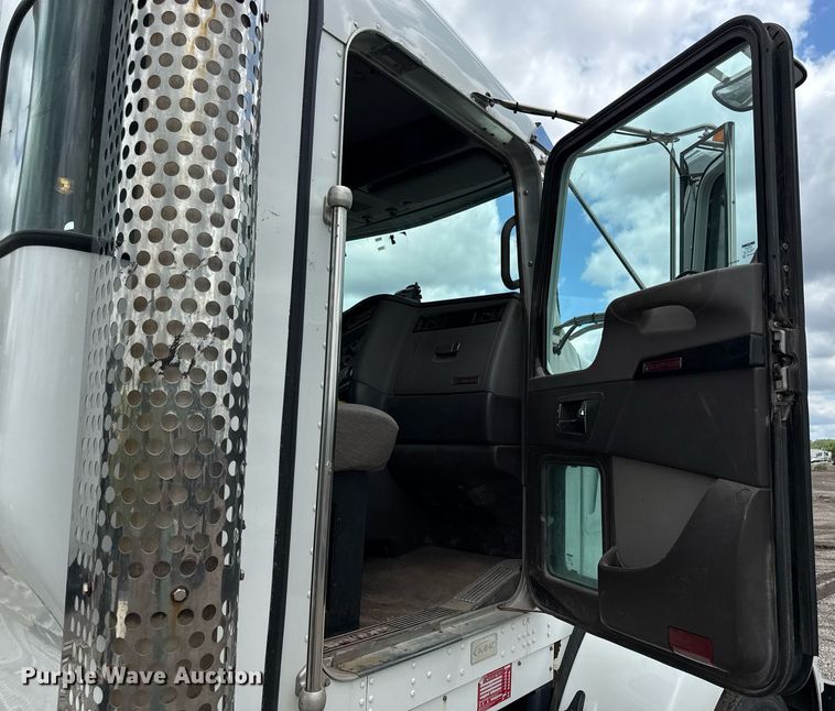 image for item DR2808 2012 Kenworth T800 semi truck