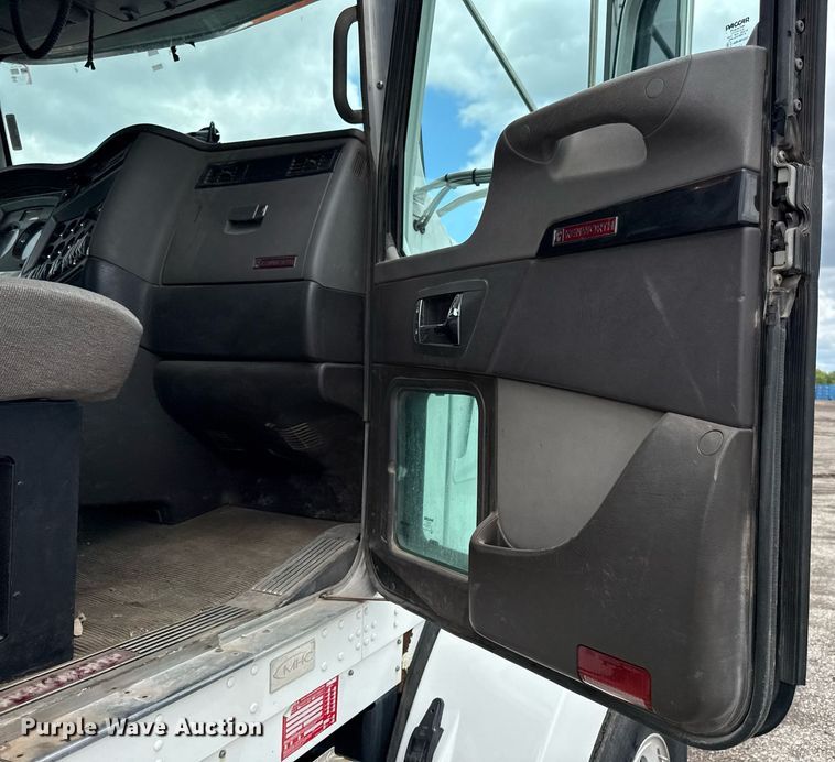 image for item DR2808 2012 Kenworth T800 semi truck