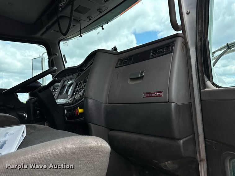 image for item DR2808 2012 Kenworth T800 semi truck