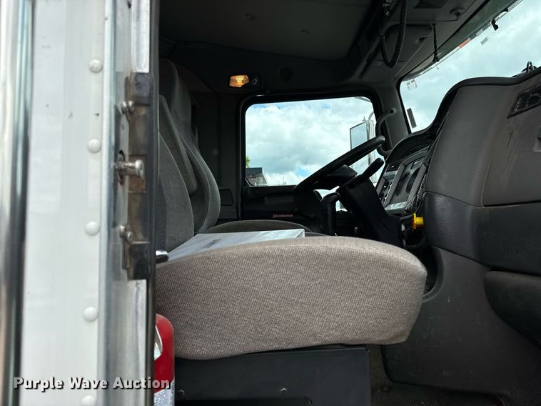 image for item DR2808 2012 Kenworth T800 semi truck