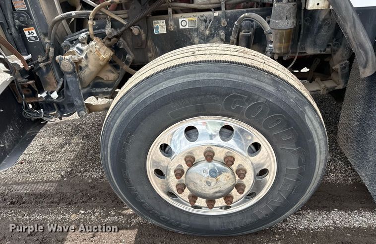 image for item DR2808 2012 Kenworth T800 semi truck