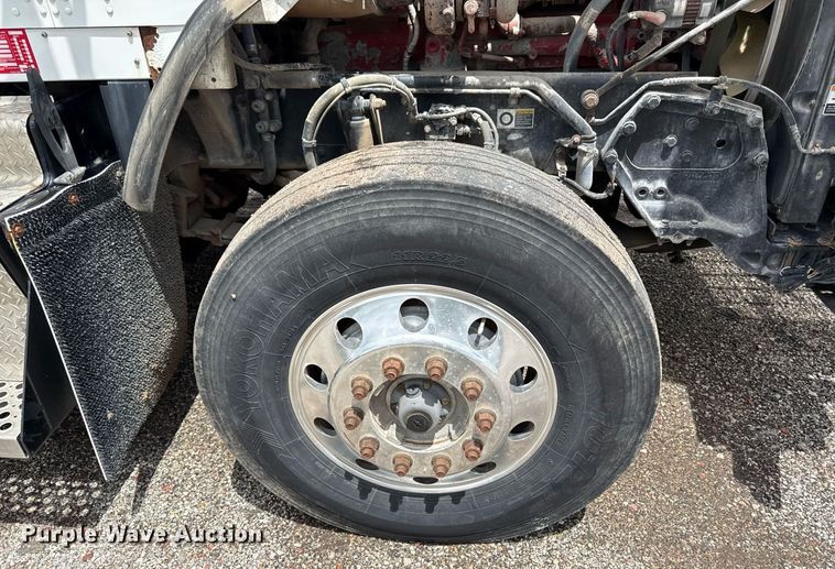 image for item DR2808 2012 Kenworth T800 semi truck