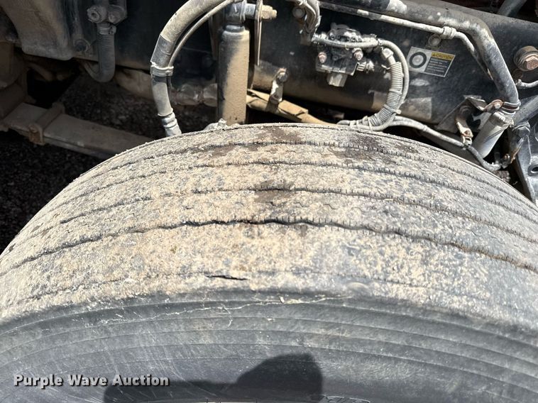 image for item DR2808 2012 Kenworth T800 semi truck