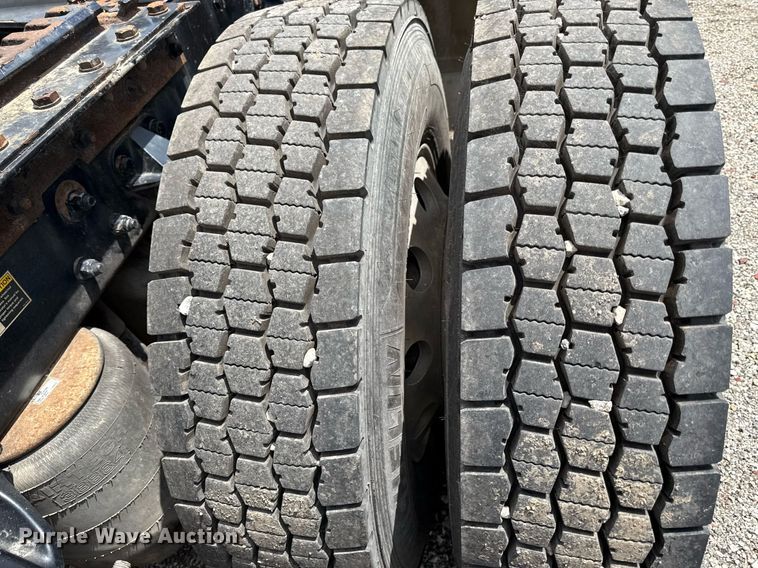 image for item DR2808 2012 Kenworth T800 semi truck