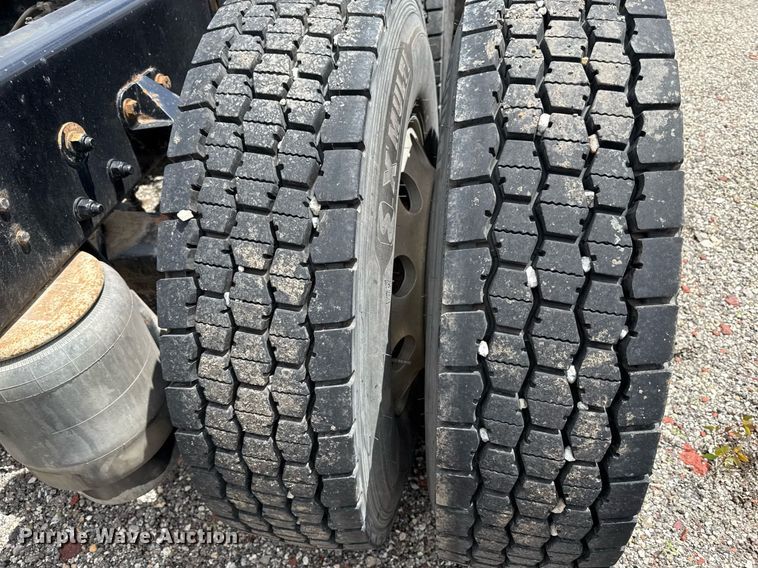 image for item DR2808 2012 Kenworth T800 semi truck