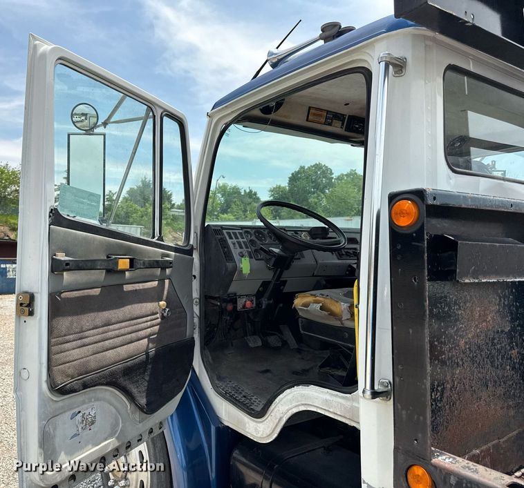 image for item DS4351 1992 Freightliner FL80 rollback truck