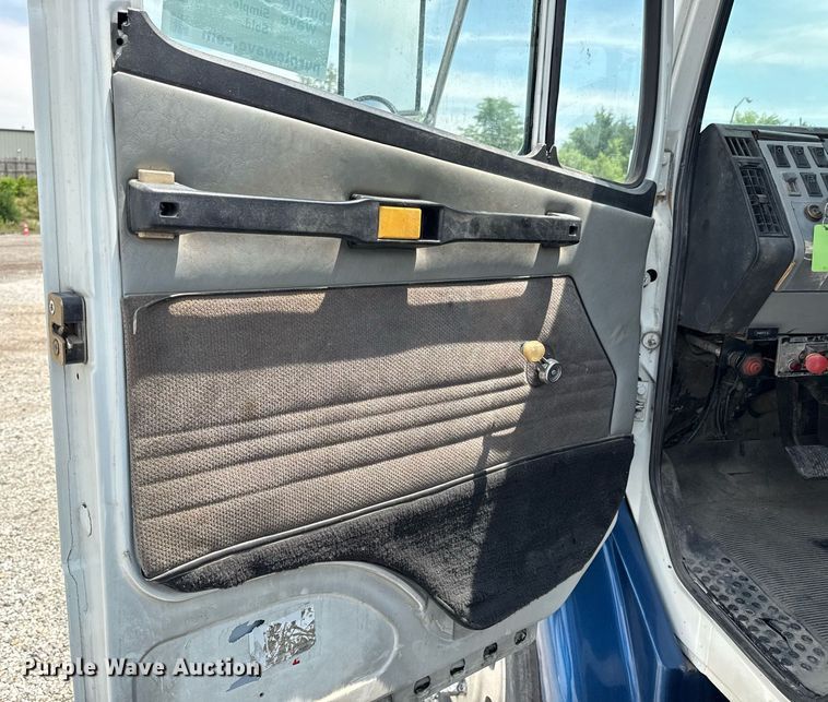 image for item DS4351 1992 Freightliner FL80 rollback truck