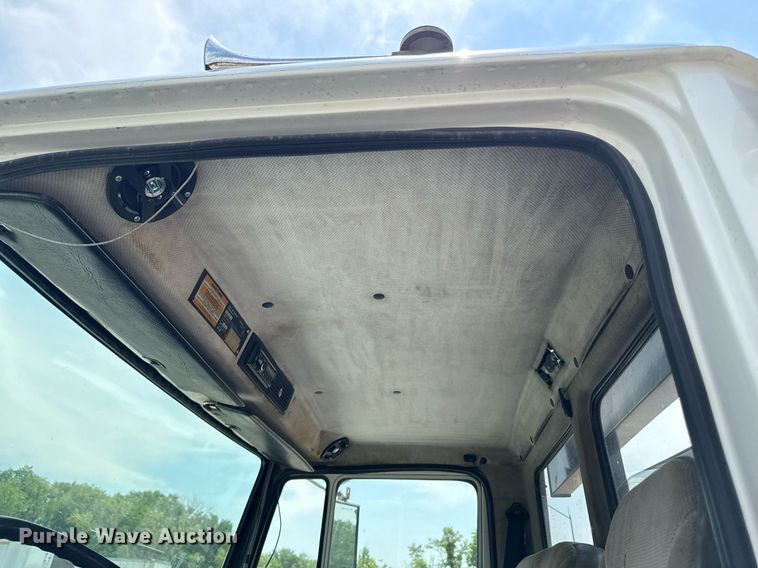 image for item DS4351 1992 Freightliner FL80 rollback truck