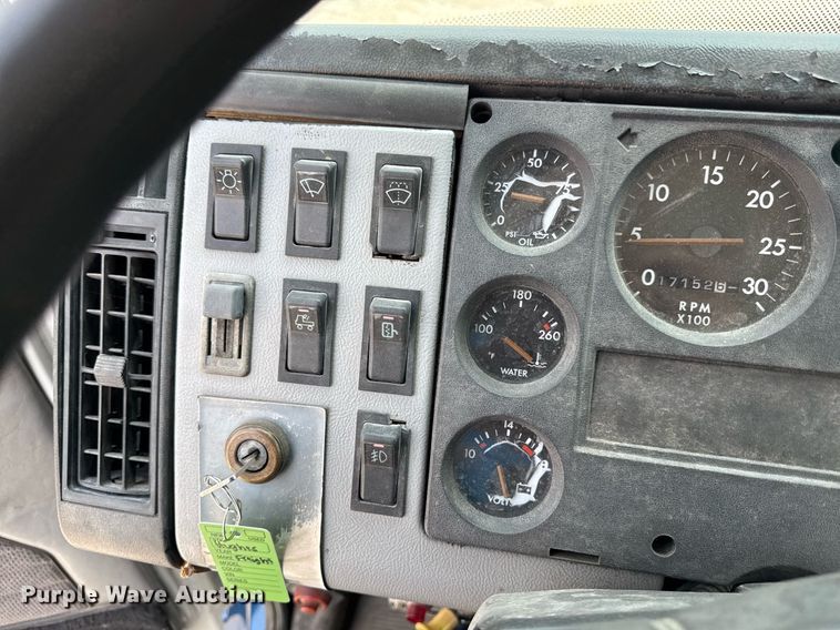 image for item DS4351 1992 Freightliner FL80 rollback truck