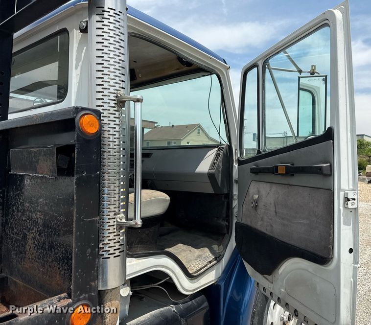 image for item DS4351 1992 Freightliner FL80 rollback truck