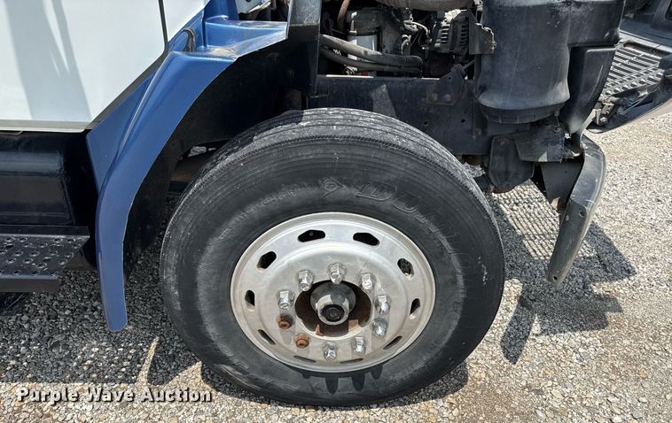 image for item DS4351 1992 Freightliner FL80 rollback truck