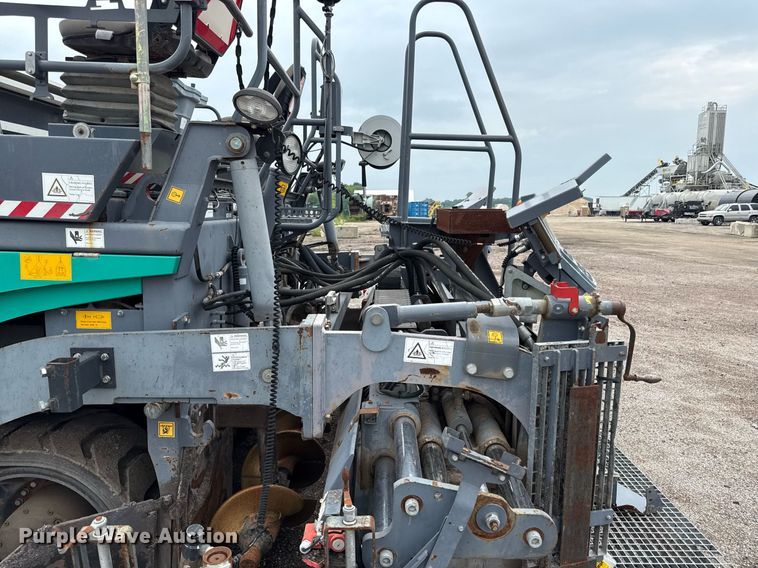 image for item DS6439 2013 Vogele Vision 5200-2I paver